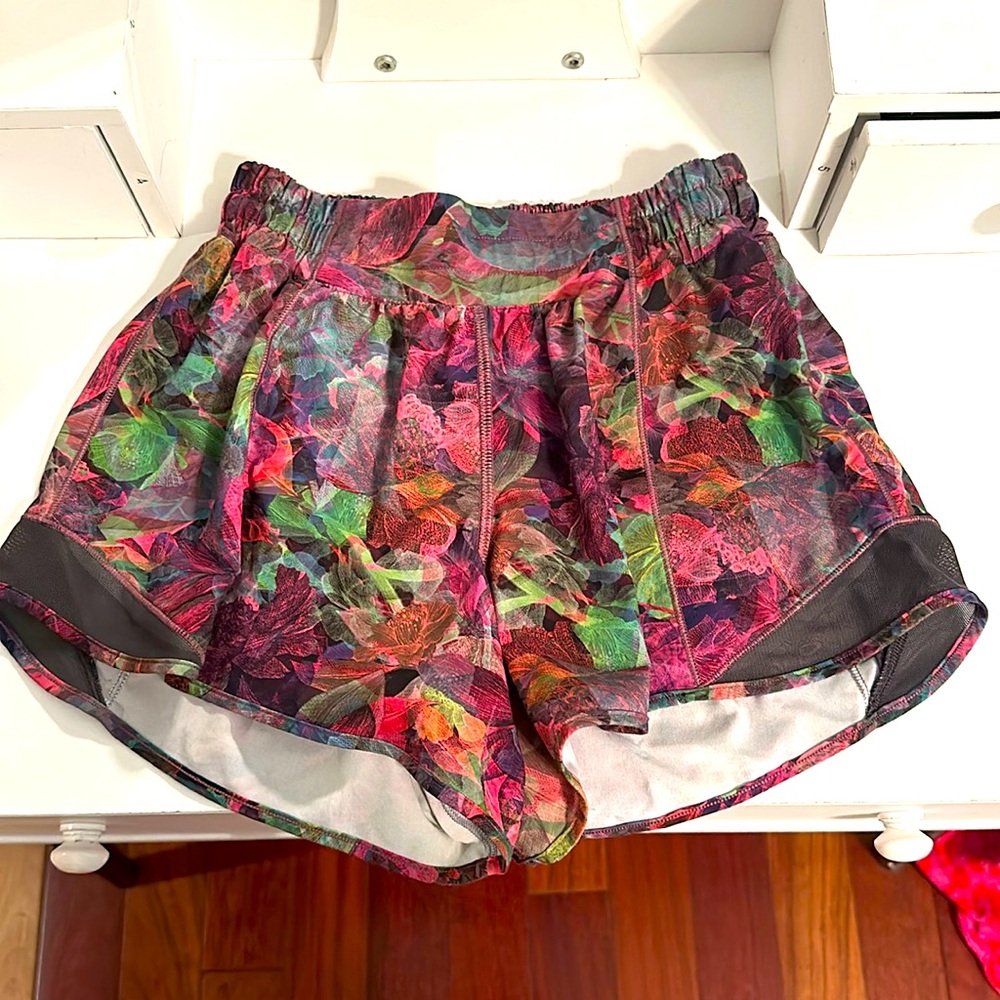 Lululemon hotty hot short floral print Size 4